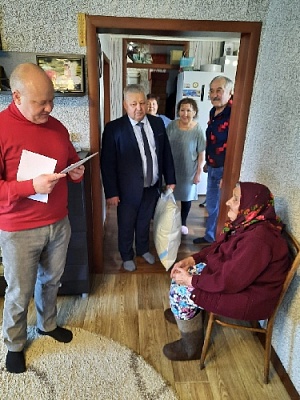 Жительнице села Париж вручили поздравление от президента России