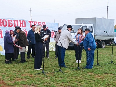 Чествовали земляков и катались на верблюде 