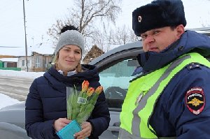 Зачем полицейские останавливали женщин за рулём?