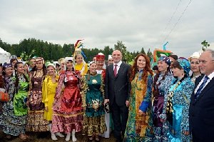 Себя покажут, на других посмотрят