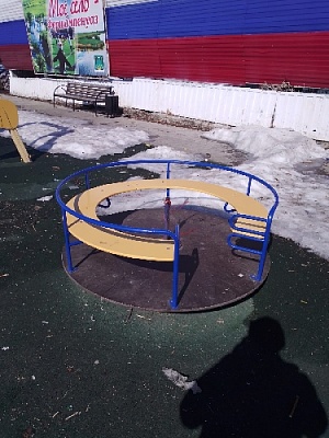 На детской площадке опять вандализм