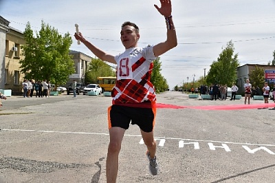 Бежали ветераны спорта, школьники и дошколята