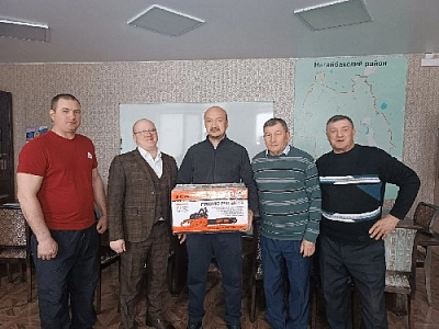 Вручили бензопилу