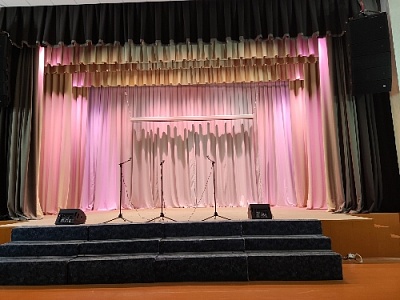 Новые кресла и сцена – в новой одежде