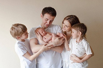 В России начинаются выплаты нового ежемесячного пособия на детей от 8 до 17 лет 