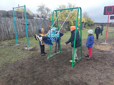 Горки и качели для астафьевских ребятишек
