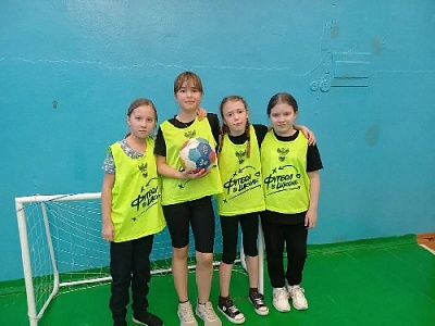 В футбол играют и девчонки!