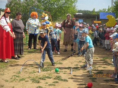 Баба Яга, Карлсон и Матрёшка развлекали детей в Нагайбакском районе
