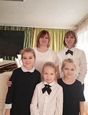 Мама и дочка: семейное музицирование 