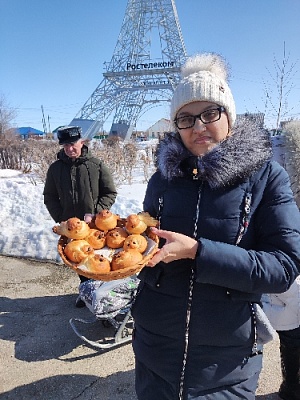 Парижане встретили весну частушками и жаворонками