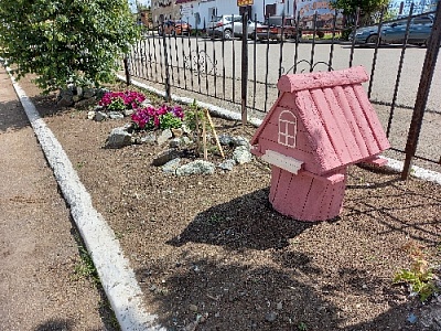 Клумбы и розовый домик