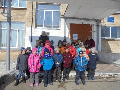 Юных остроленцев привели на экскурсию в школу