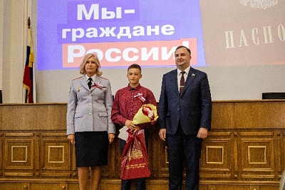 Школьникам из Нагайбакского района вручен паспорт в областном парламенте