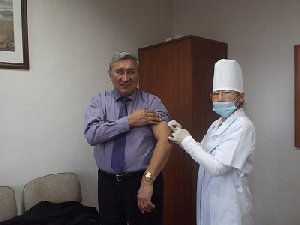 В Нагайбакском районе руководители показывают пример, прививаясь от гриппа