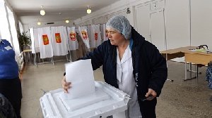 Работники здравоохранения принимают участие в голосовании