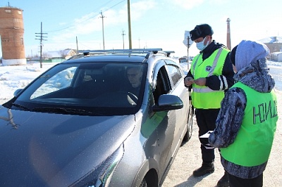 Юные инспекторы движения проконтролировали, пристёгиваются ли водители