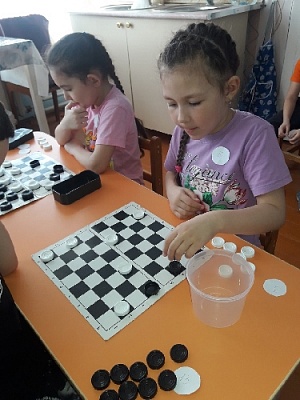 В Нагайбакском районе в шашки играют и дошколята