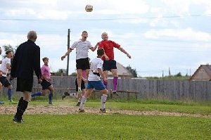 Бегали и играли в футбол