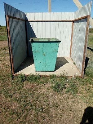 Плюс двадцать контейнеров для мусора 