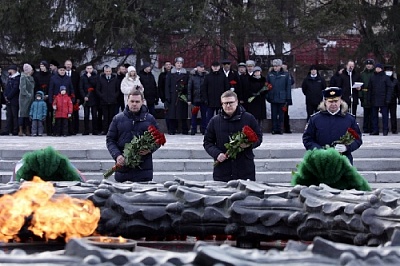 Алексей Текслер возложил цветы к Вечному огню  