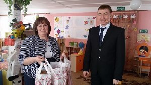 Глава Нагайбакского района вручил детям подарки