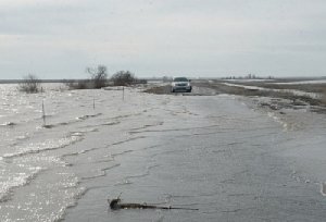 Будьте осторожны, если перелило дорогу!
