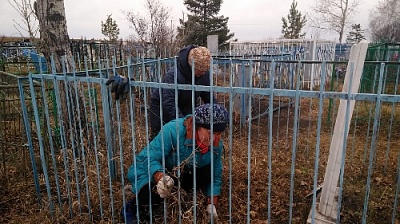 Прибираются на могилах фронтовиков