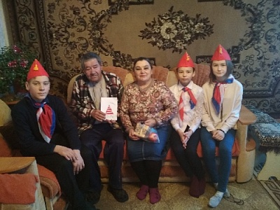 Гумбейские пионеры поздравили бабушек