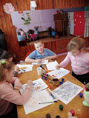 Морковкой нос, в руке метла, боится солнца и тепла...