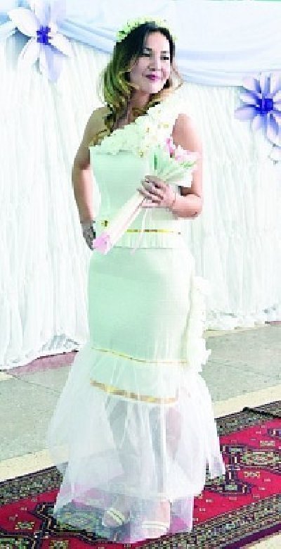 В Фершампенуазе продефилировали в бумажных платьях