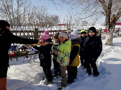 Гумбейские школьники и дошколята покормили птиц