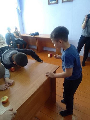 Встретились полицейские и художники