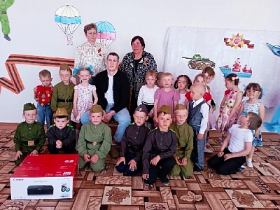 Подарил малышам телевизор и принтер