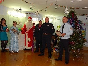 Полицейский Дед Мороз поздравил сирот