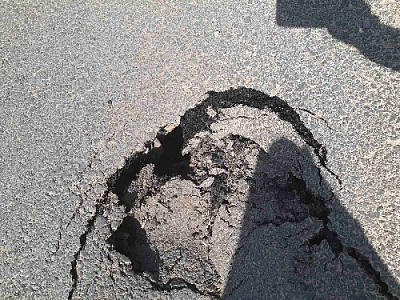 И снова тяп-ляп? В Фершампенуазе провалилась дорога, сделанная в прошлом году 