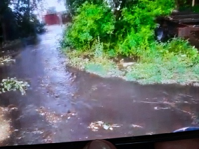 Затопило улицы и оборвало провода 
