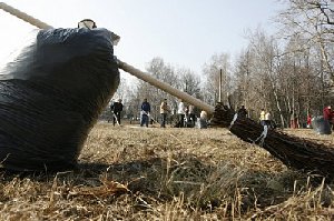 Прибраться у могил предков