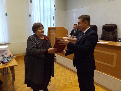 В администрации Нагайбакского района награждена скромная труженица «кадрового фронта»