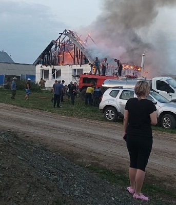 Страшный пожар оставил без крыши над головой фельдшера с.Остроленка