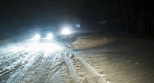 Представителям участковых комиссий приходится прорываться через ветер и снег