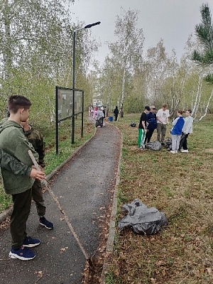 Прибрались в сквере имени Александра Клюшина