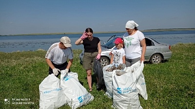 Южане прибрали берег пруда Хрустальный