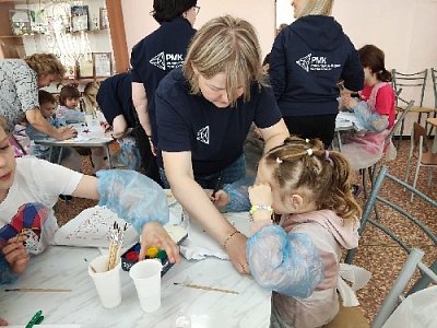 Воплощали фантазии на футболках