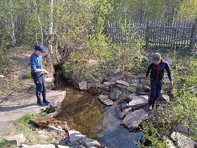 Кассельские школьник  привели в порядок местный родник