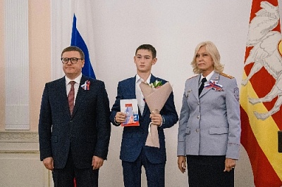 Губернатор Алексей Текслер вручил паспорт юному остроленцу