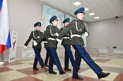 С уважением к воинским традициям  