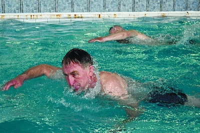 Немолодые спортсмены плавали вольным стилем и играли в теннис