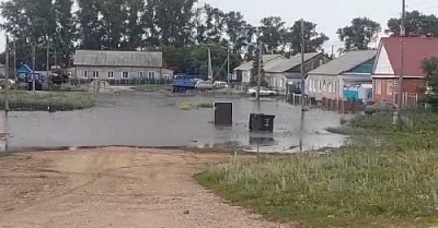 В Нагайбакском районе переливает дороги и подтапливает дома. 