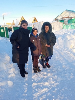 Продолжается вручение подарков