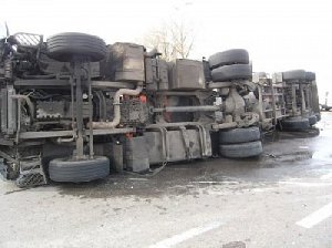 В Нагайбакском районе перевернулся грузовик